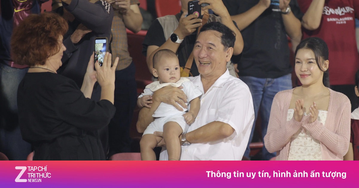 Gia đình Đặng Văn Lâm xuất hiện trên khán đài trận Việt Nam-Nepal