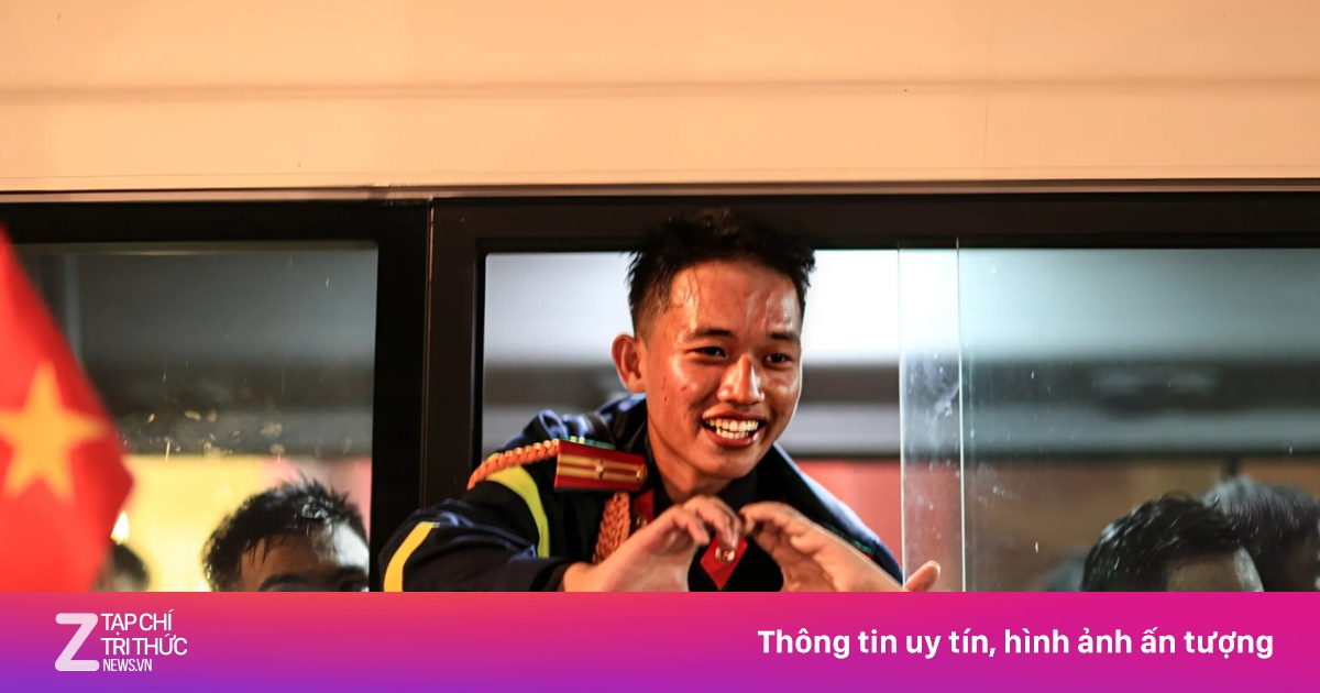 Khoảnh khắc đáng nhớ sau đêm hợp luyện diễu binh ở trung tâm TP.HCM