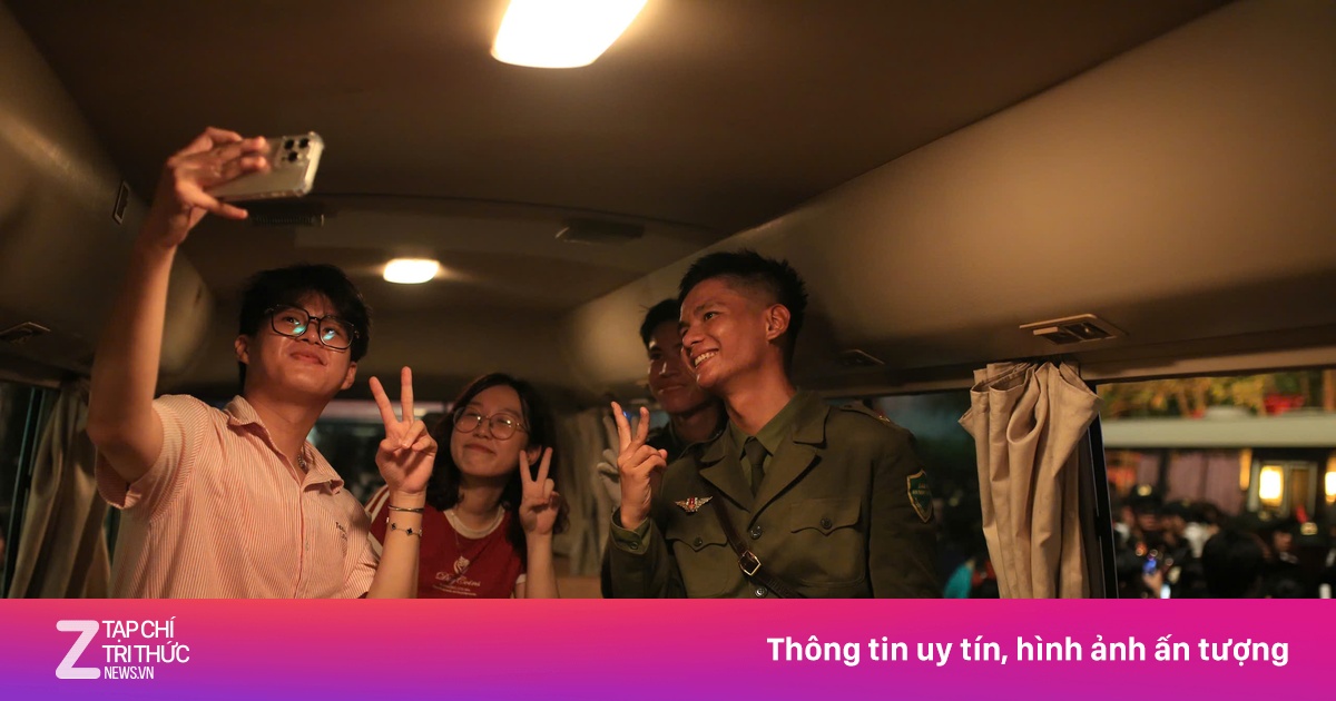 Khoảnh khắc đời thường của các chiến sĩ trong đêm sơ duyệt diễu binh