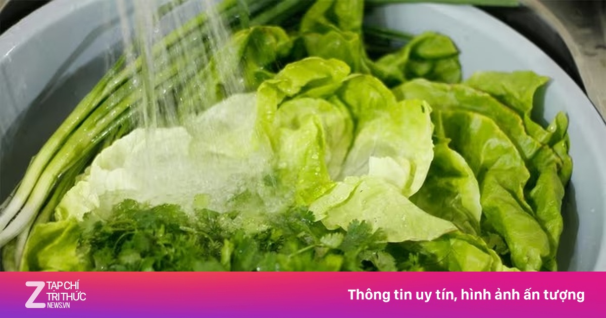 Rửa rau ngâm muối bao lâu là đủ sạch mà không làm nát rau?