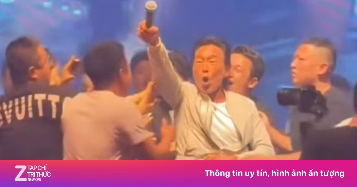 Khán giả lao lên ôm hôn Trịnh Hạo Nam