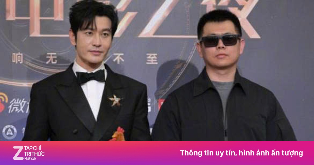 Huỳnh Hiểu Minh ôm gà đi dự tiệc