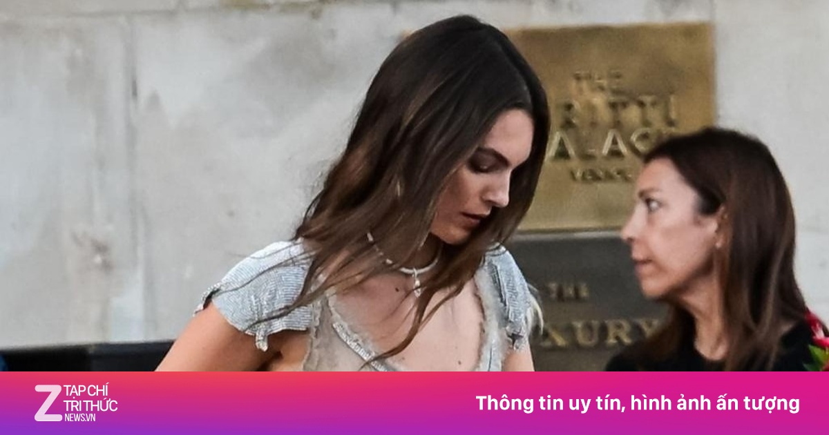 Sự cố trang phục xấu hổ của bạn gái Leonardo Dicaprio