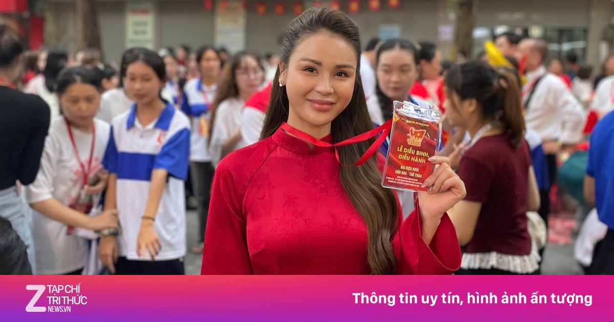 Thu Trang, Hồng Diễm rạng rỡ tham gia diễu hành A80