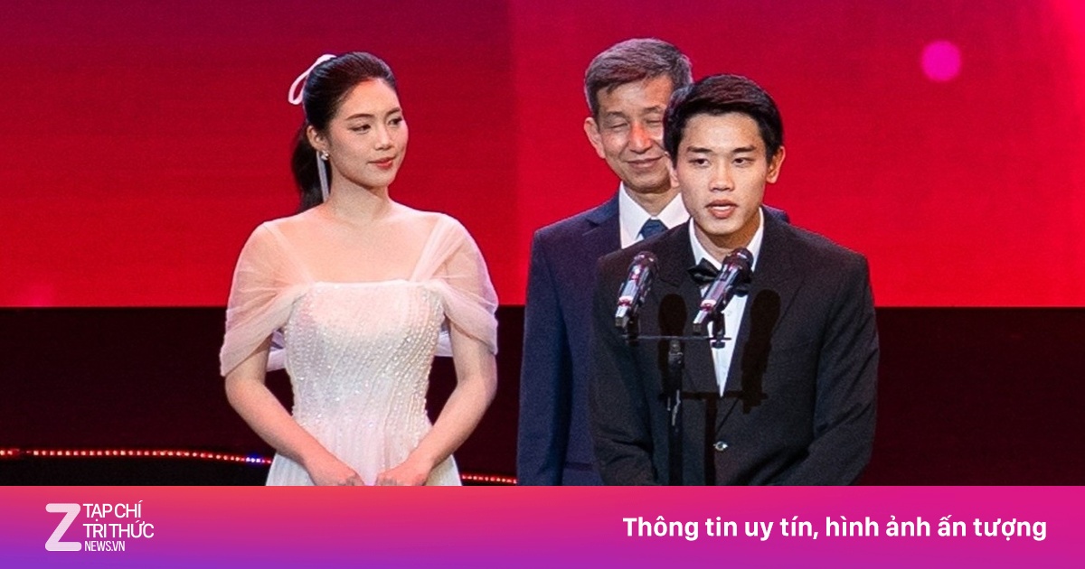 Á hậu Châu Anh gây chú ý