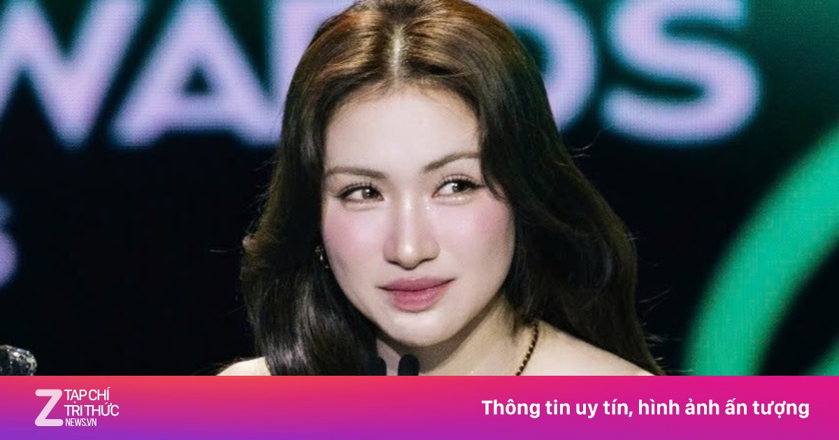 Hòa Minzy bật khóc