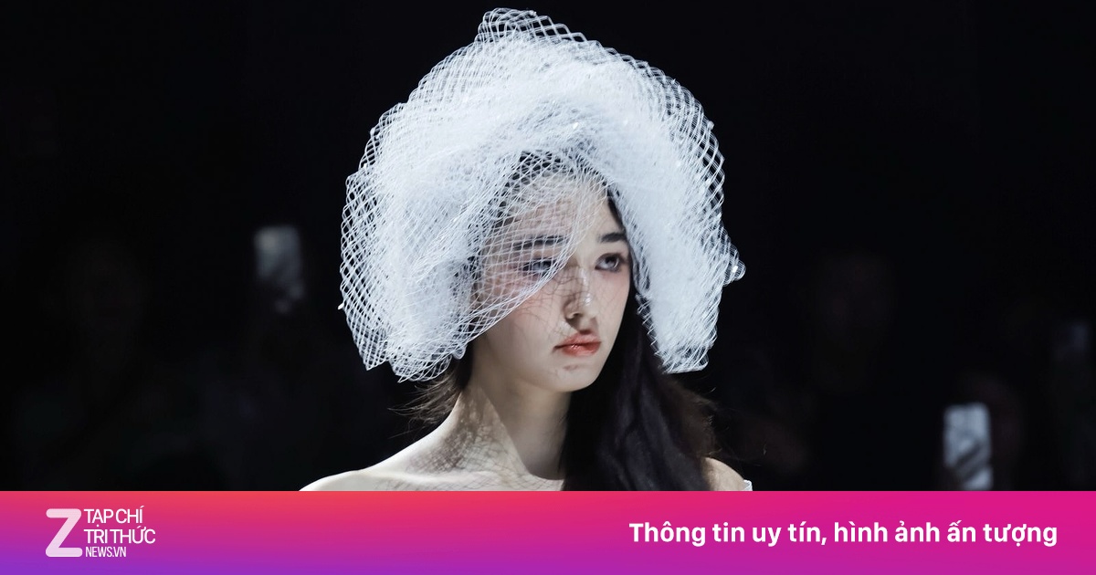 Váy cưới của NTK Việt tung bay ở Thượng Hải