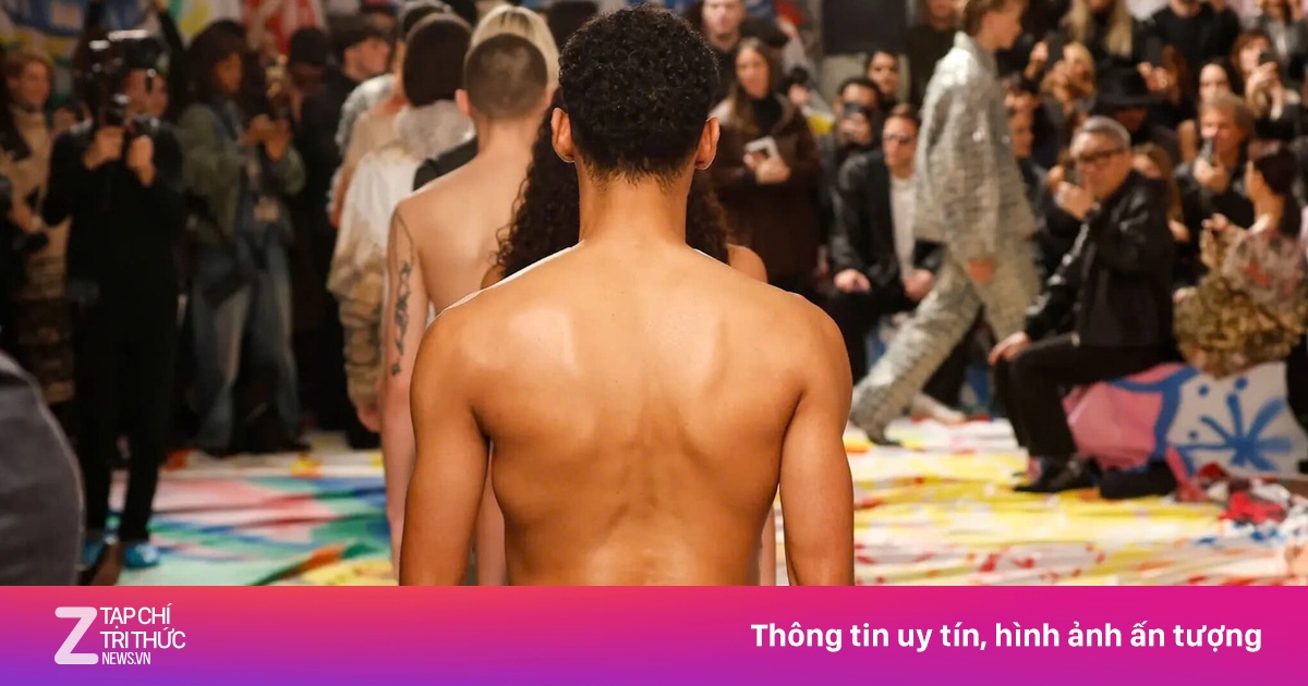 Màn catwalk táo bạo của dàn người mẫu lộ nửa vòng 3