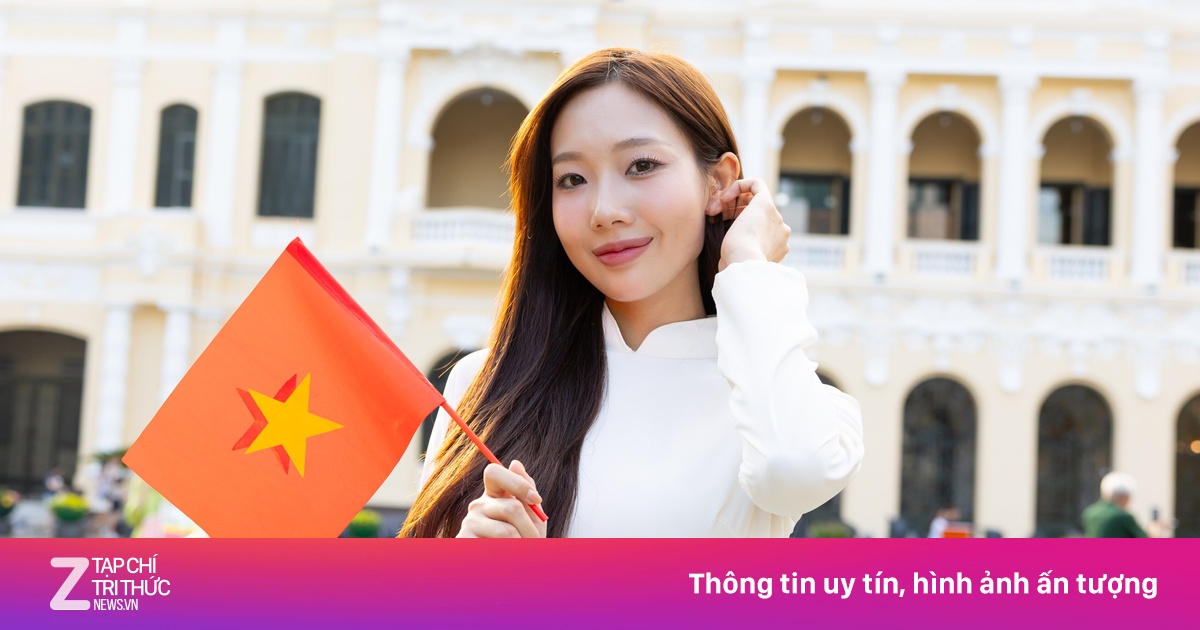 Sắc đỏ, trắng, xanh rực rỡ khắp TP.HCM trước thềm 30/4
