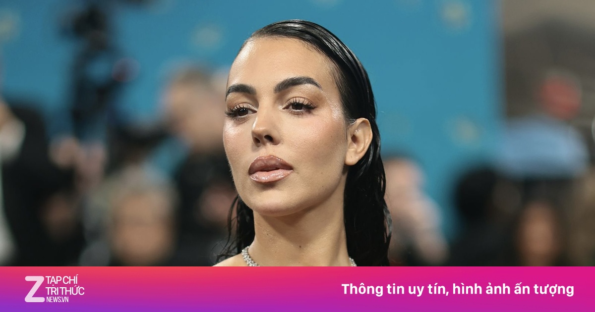 Kim cương đắt đỏ trên cổ bạn gái Ronaldo
