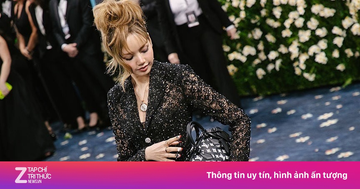 Quần tam giác in mặt người của Lisa gây tranh cãi
