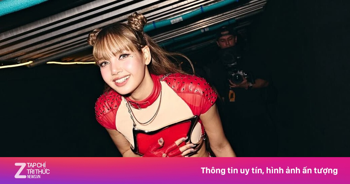 Chuỗi váy áo hở bạo gây tranh cãi của Lisa