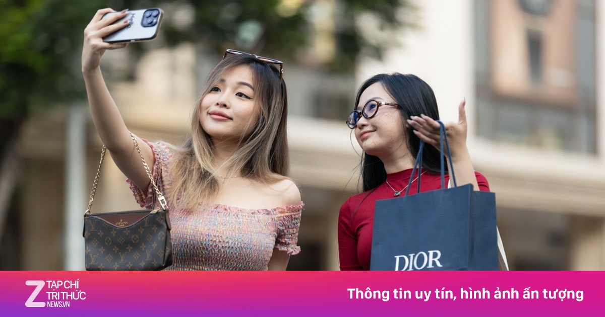 'Chiến thuật' chi chục triệu cho hàng hiệu fake của người trẻ TP.HCM