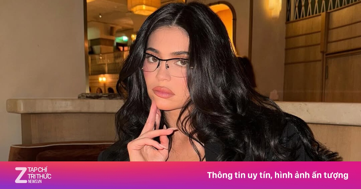 Kylie Jenner khéo khoe nâng ngực
