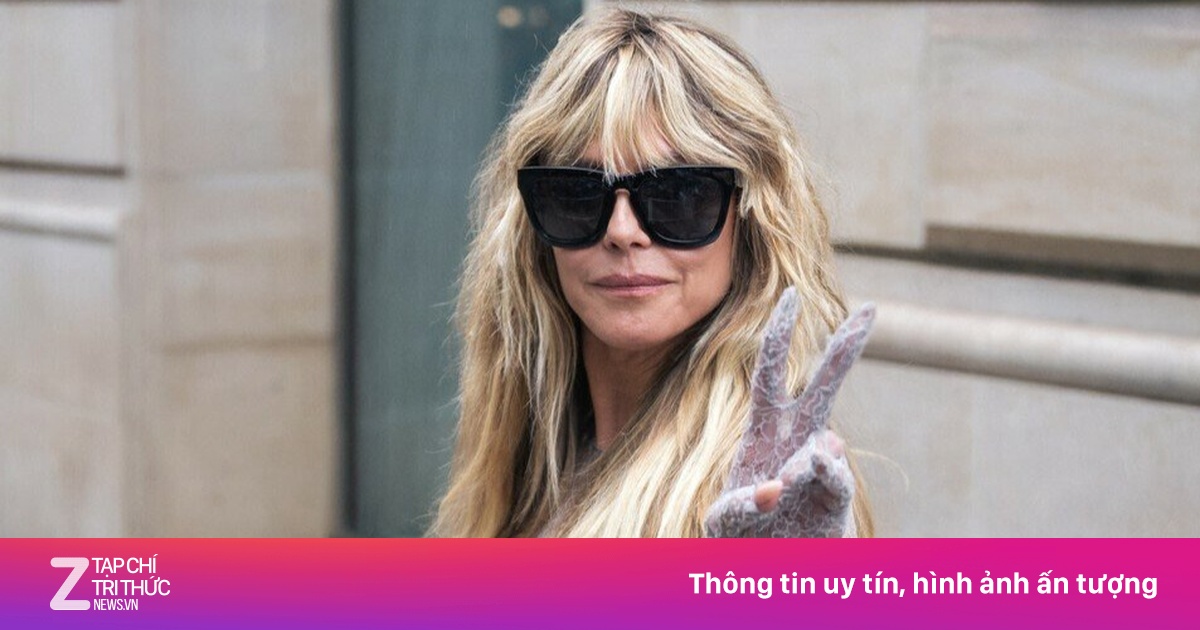 Khoảnh khắc tai tiếng của 'váy khỏa thân'