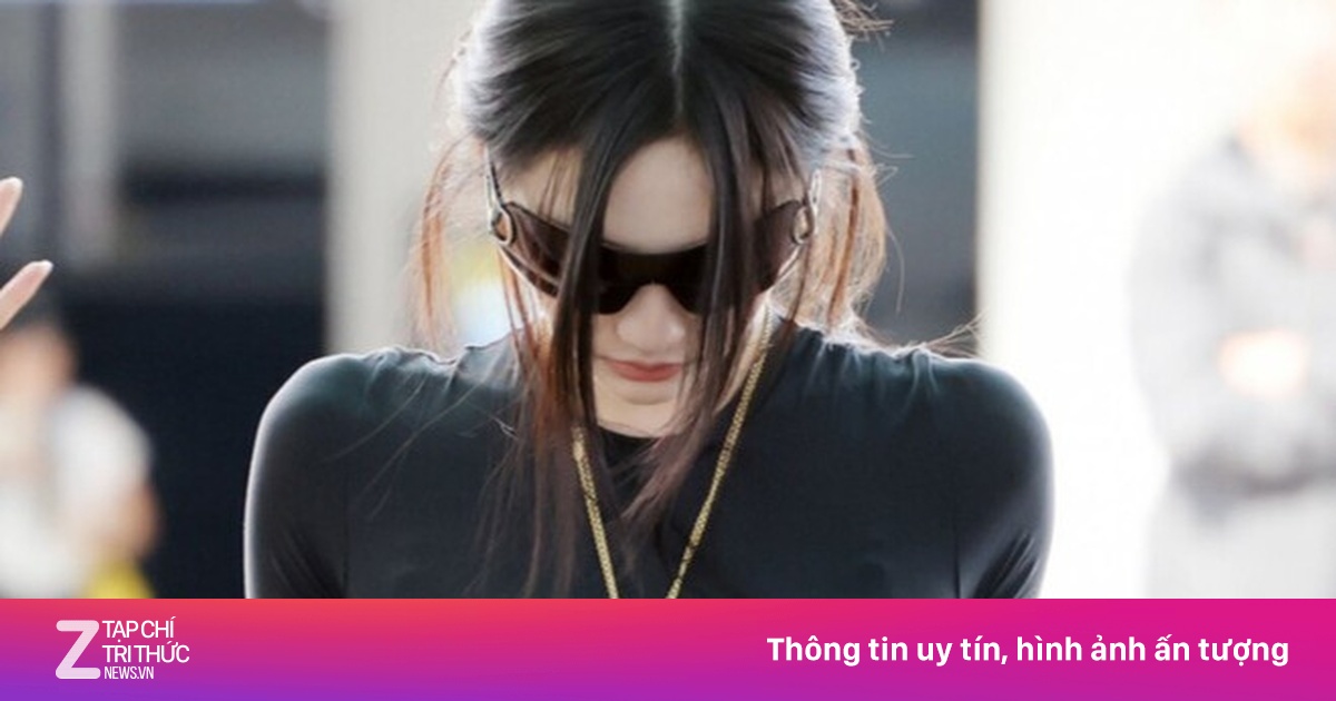 Áo ngực 'biến mất' của nữ ca sĩ Trung Quốc