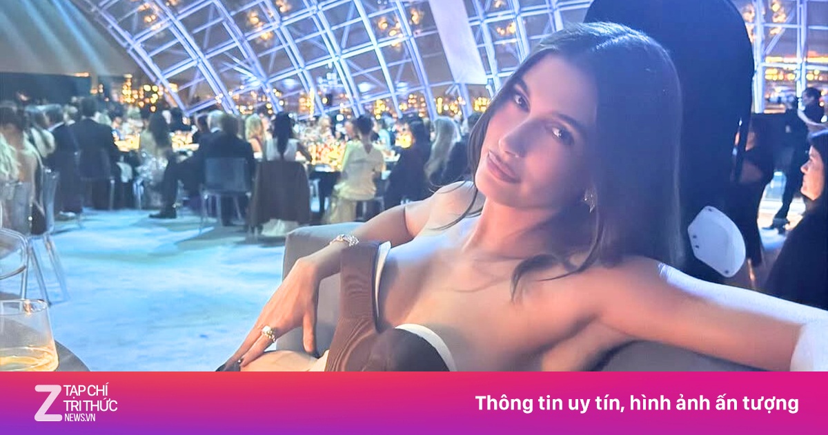Hailey Bieber Gặp Khó Khăn Với Trang Phục Siết Eo Tại Academy Museum Gala