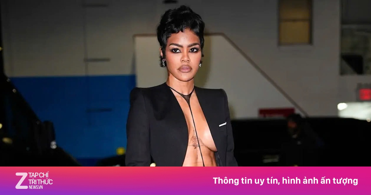 Khoảnh khắc gây sốc của 'váy khỏa thân'