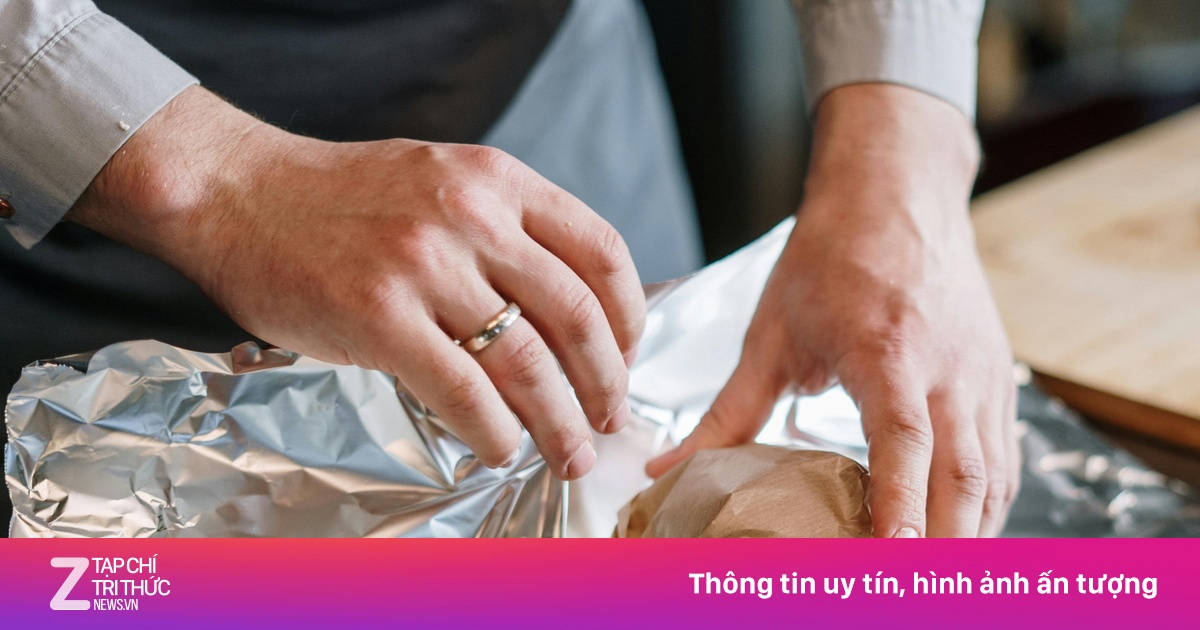 Sai lầm khi dùng giấy bạc gói thức ăn thừa