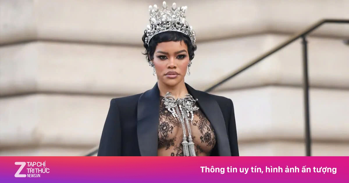 Chiếc váy xuyên thấu gây sốc ở Paris