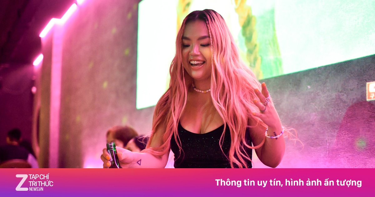 Cách 'sống sót' qua bữa tiệc tất niên bia rượu