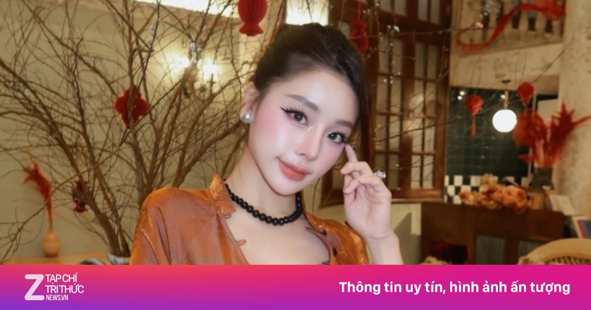 'Áo dài' mở khuy, lộ nội y vẫn tạo tranh cãi ngày Tết