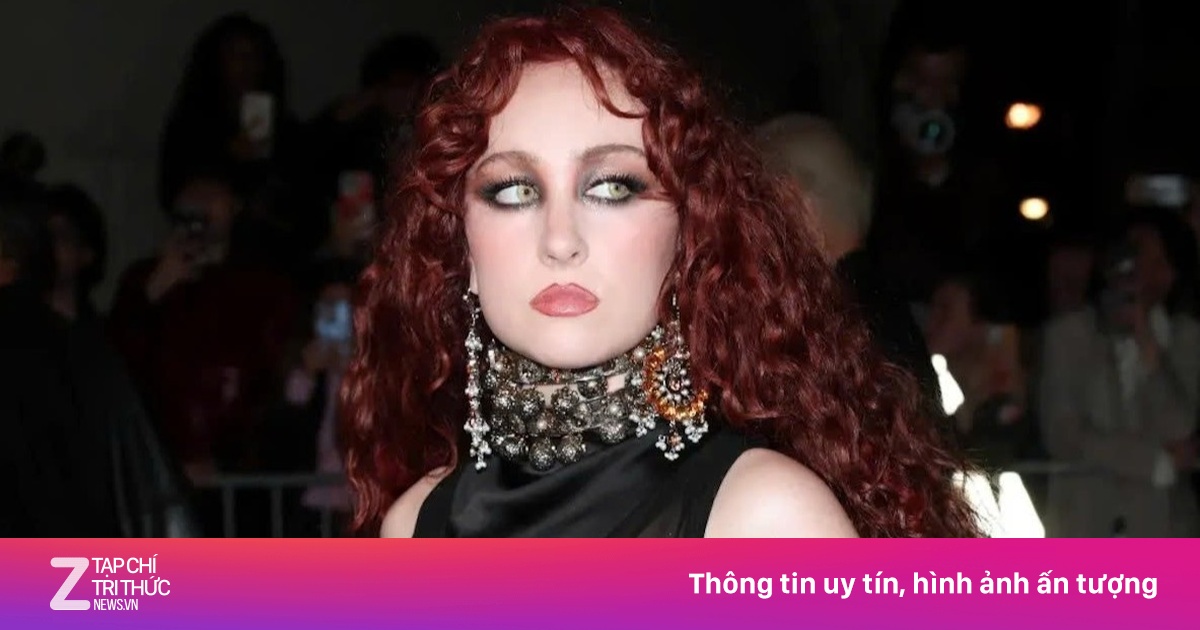 Thêm khoảnh khắc táo bạo của 'váy khỏa thân'