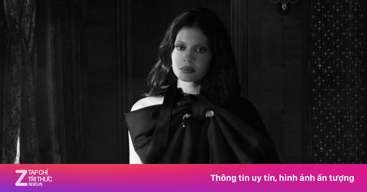 Kylie Jenner chỉ mặc mỗi nơ Chanel khổng lồ