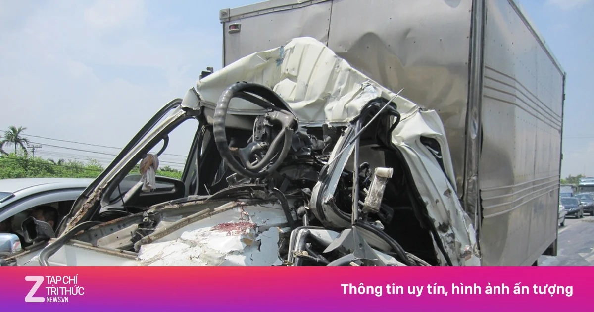 Xe tải chở bia húc đuôi container, 3 người nguy kịch | Znews.vn