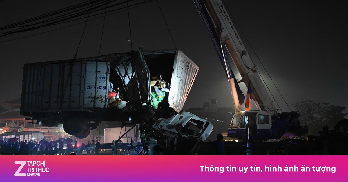 Tàu Hỏa Húc Văng Xe Tải Trong Đêm Ở Hà Nội, Đầu Máy Hư Hỏng Nặng