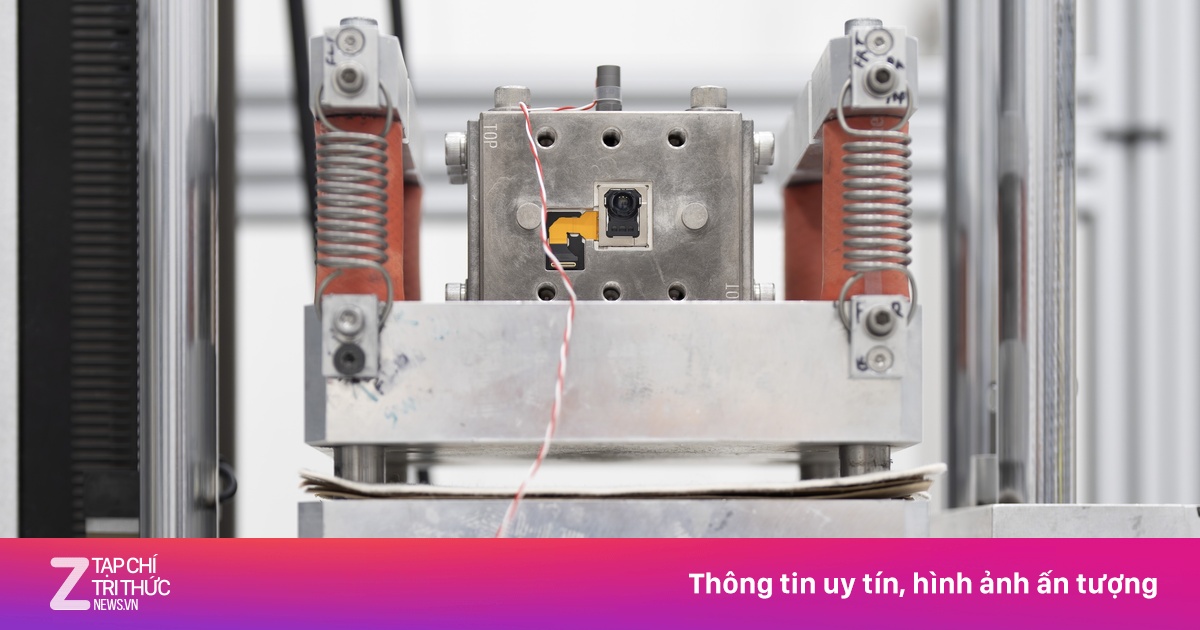 Bên trong nhà máy Apple thử độ bền iPhone