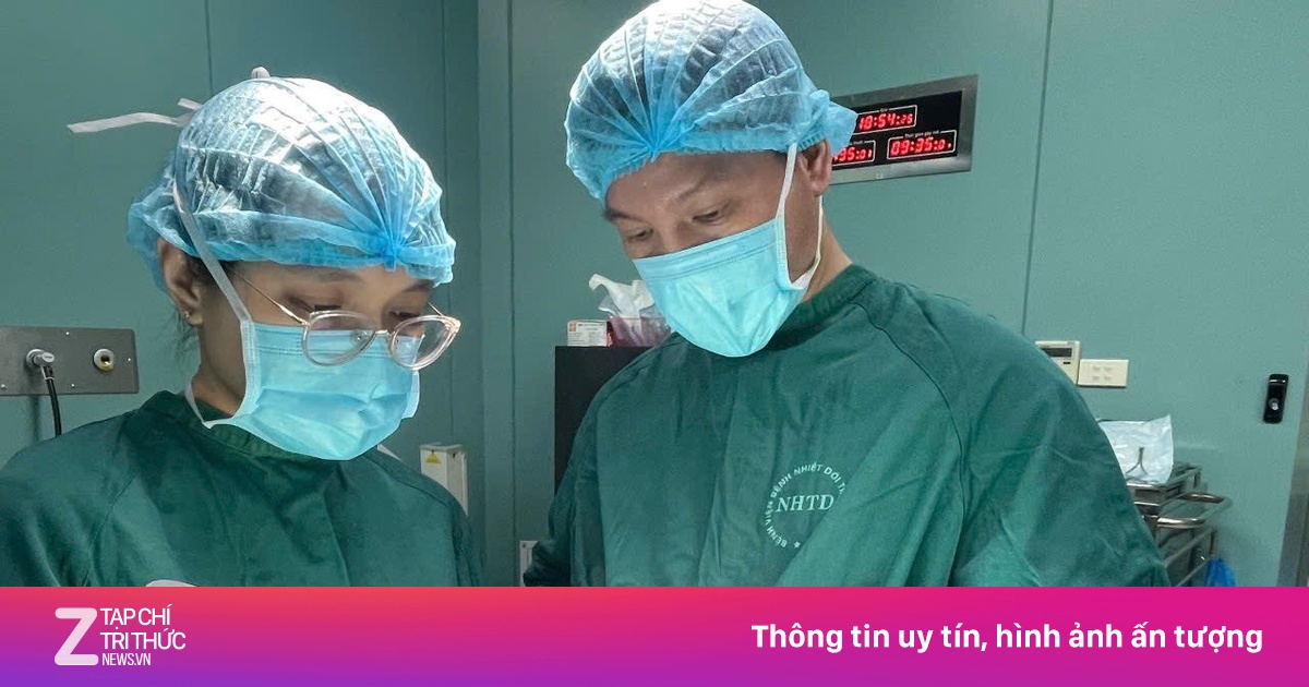 Nam bệnh nhân trò chuyện với bác sĩ trong suốt ca mổ não