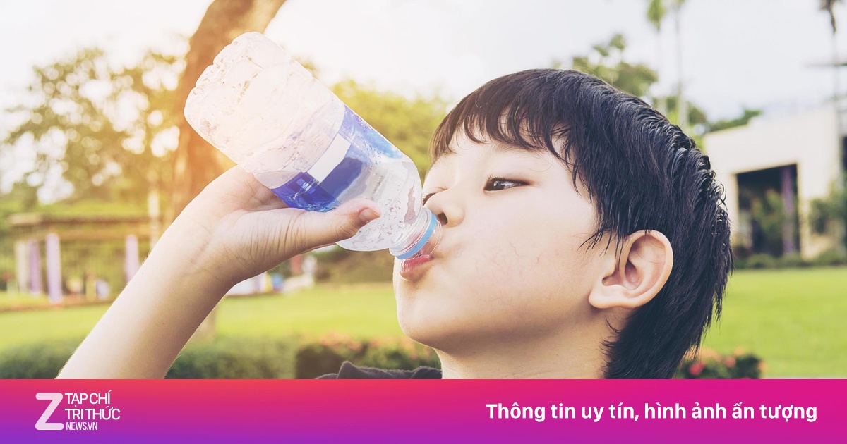 Mùa hè, trẻ nên uống nước thế nào?