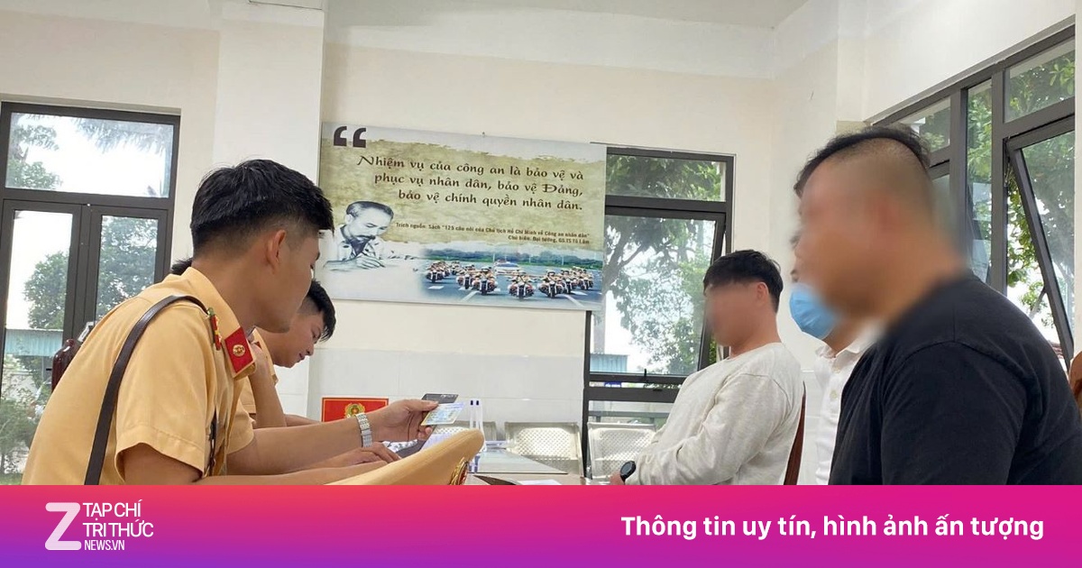 Công an mời làm việc hai người nước ngoài buông cả hai tay lái mô tô