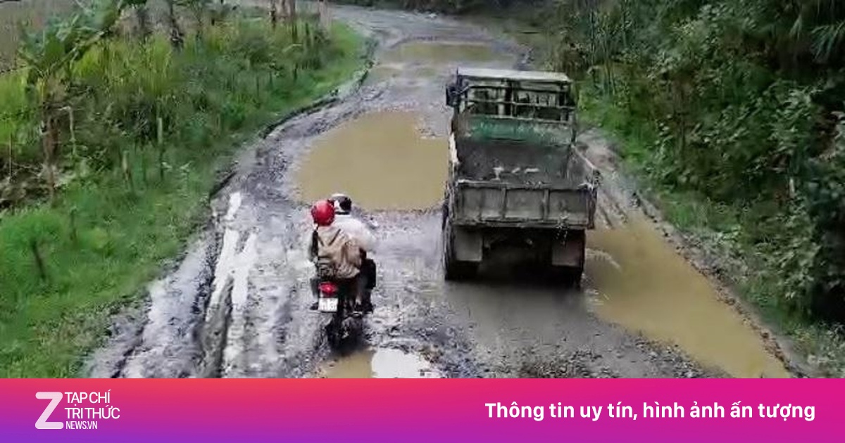 Cảnh tượng khó tin trên tuyến đường độc đạo chi chít 'ổ voi'