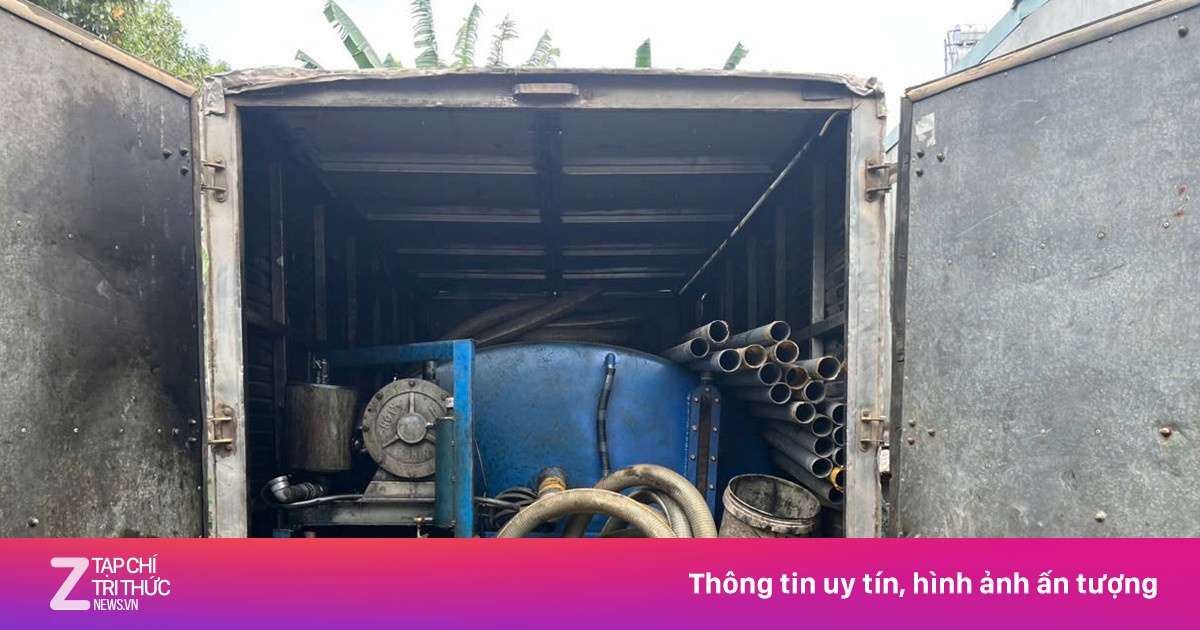 Xe hút hầm cầu vừa xong, tài xế cho đổ thẳng ra sông