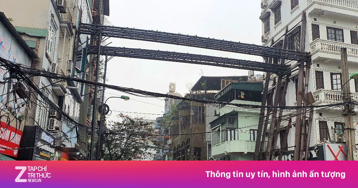Cọc sắt bắc ngang trên đầu người đi đường gây tò mò, lo ngại ở Hà Nội