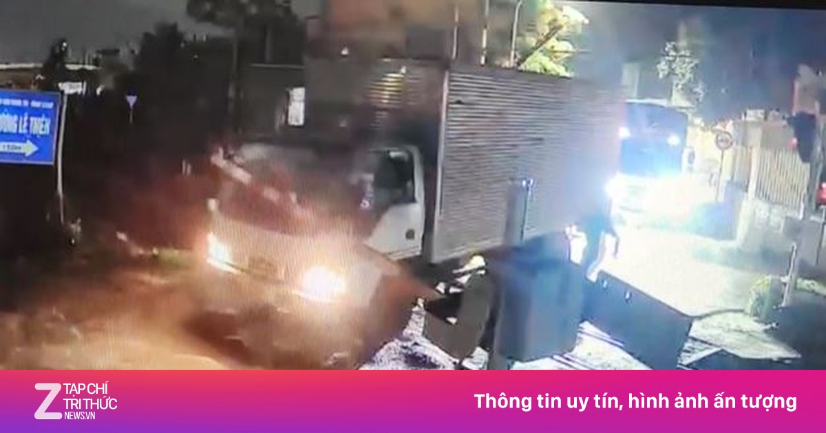 Chuông kêu inh ỏi, gác chắn đã hạ, ôtô vẫn lao qua đường ray