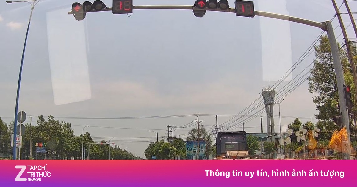 Xe đầu kéo liên tục vượt đèn đỏ ở Bình Dương