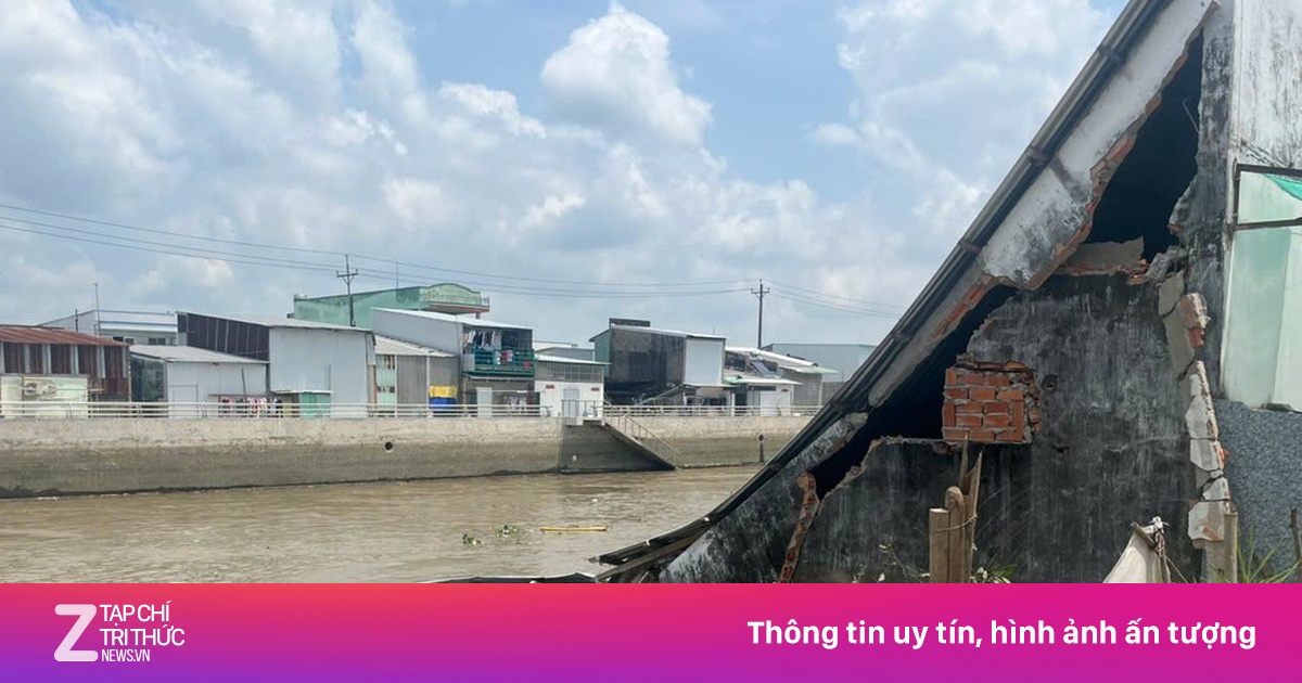 Sạt lở kênh nuốt trọn hai căn nhà ở Hậu Giang