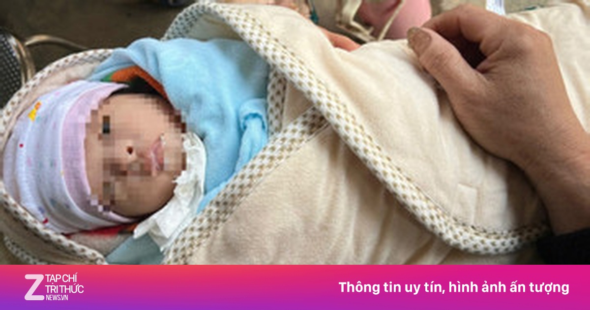 Bé trai hai tháng tuổi bị bỏ rơi ở vỉa hè, chân trái đeo vòng hạt gỗ