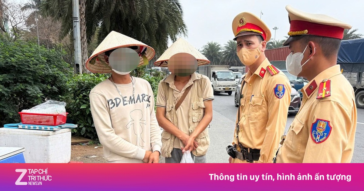 Hà Nội xử lý nhiều người bán đồ ăn cho tài xế ôtô dừng đèn đỏ