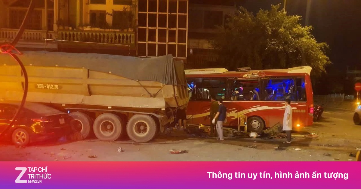 Xe đầu kéo mất lái đâm vào xe khách chở hơn 30 người