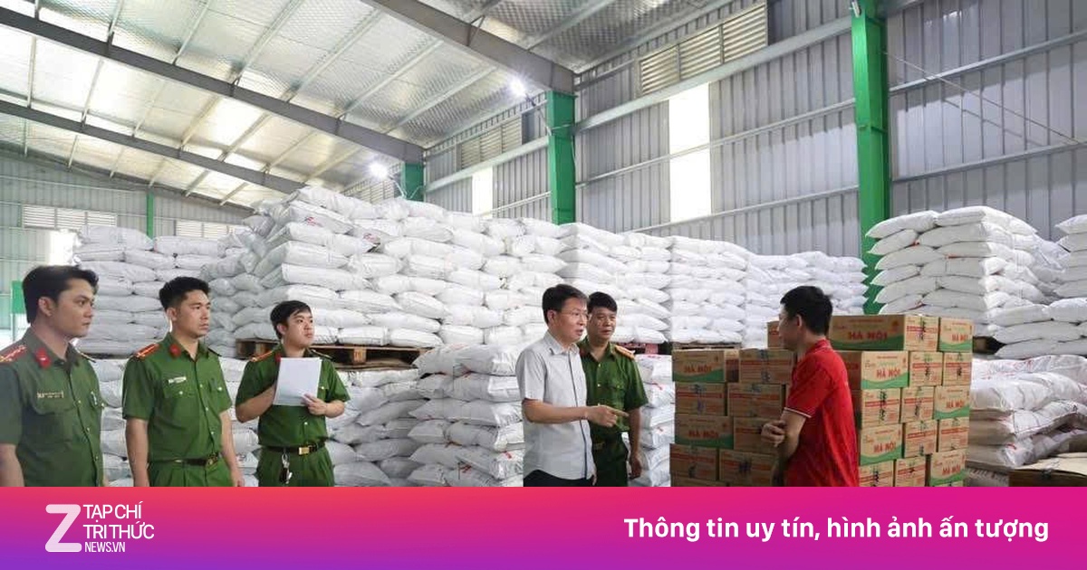 Cảnh sát đột kích xưởng làm giả 71 nghìn lít dầu ăn, 40 tấn mì chính