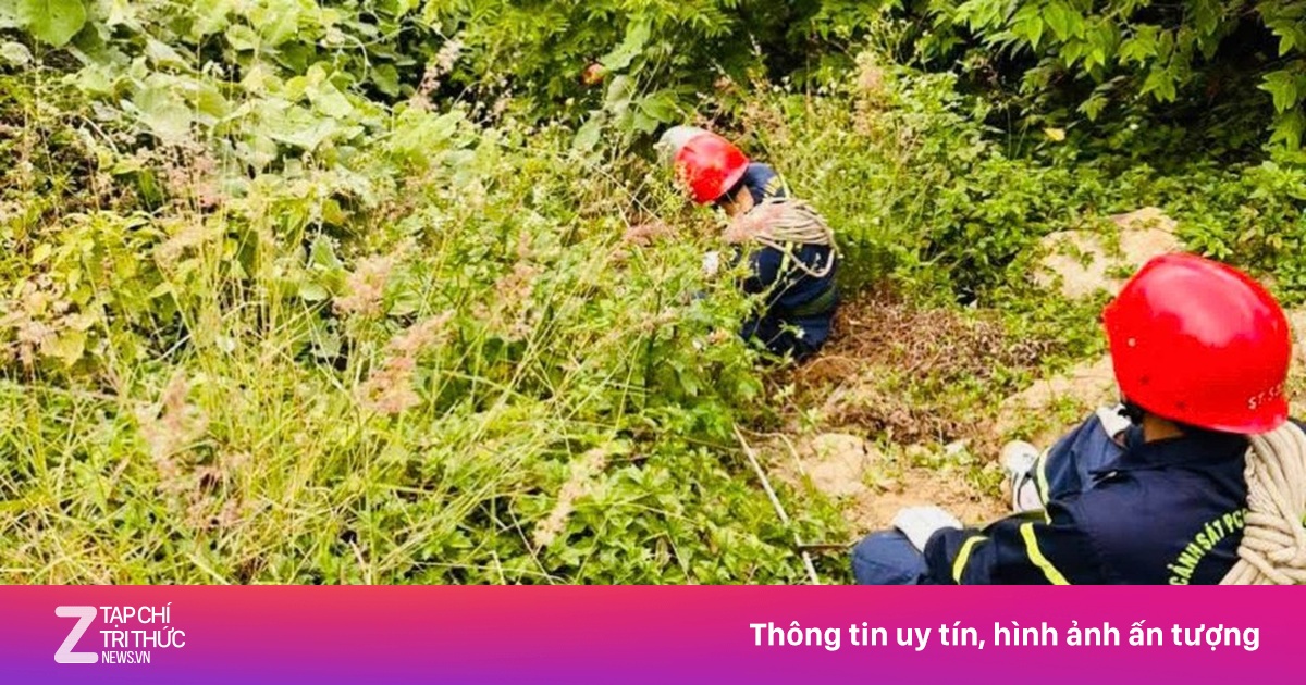 Thả dây đưa thi thể du khách từ vực sâu lên ở bán đảo Sơn Trà