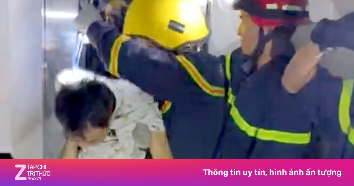 Giải cứu người nước ngoài kẹt trong thang máy ở TP.HCM