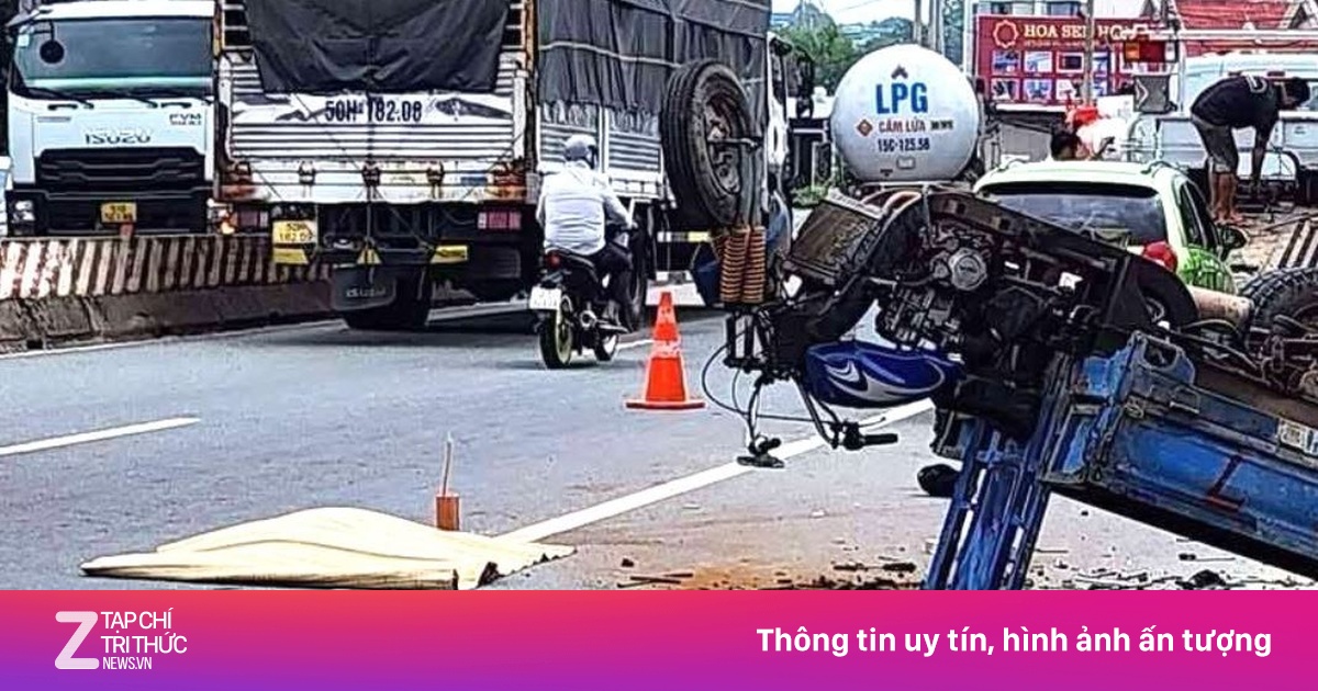 Xe ba gác lật ngửa, tài xế tử vong ở Bình Dương