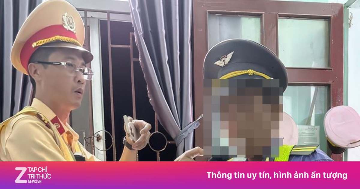 Cảnh sát bất ngờ kiểm tra nồng độ cồn nhân viên gác chắn tàu