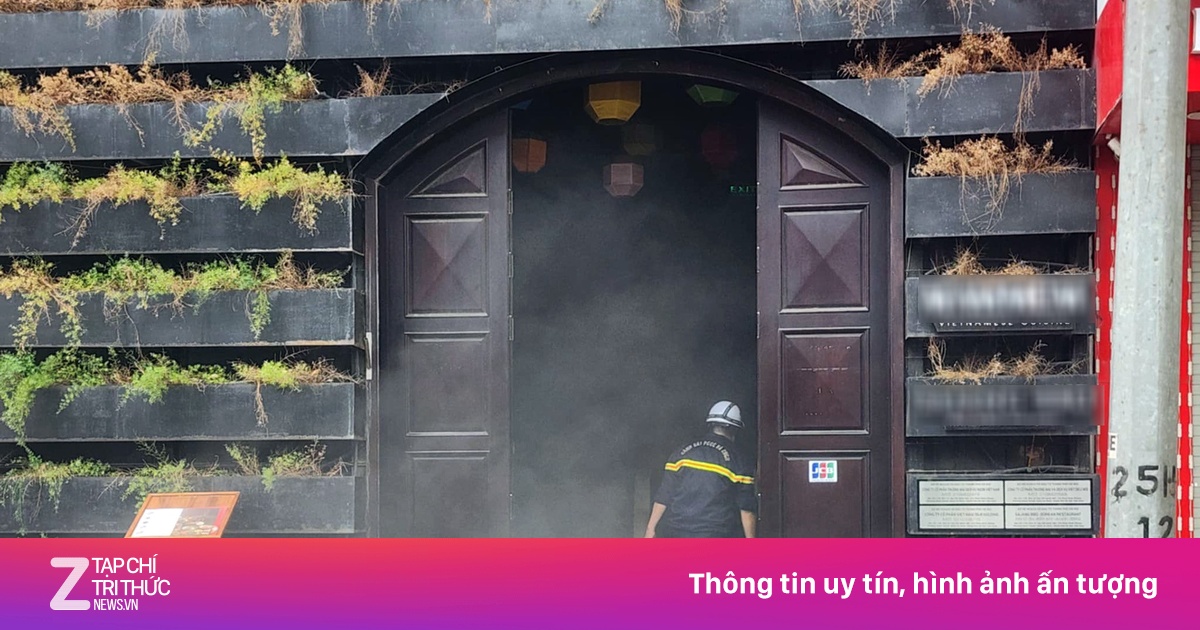 Cháy nhà hàng ở phố Phan Đình Phùng, lửa và khói bốc nghi ngút