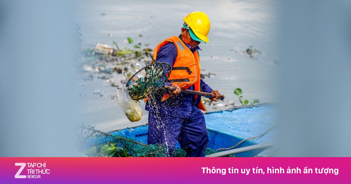 Dọn cá chết nổi trắng kênh Nhiêu Lộc ở TP.HCM